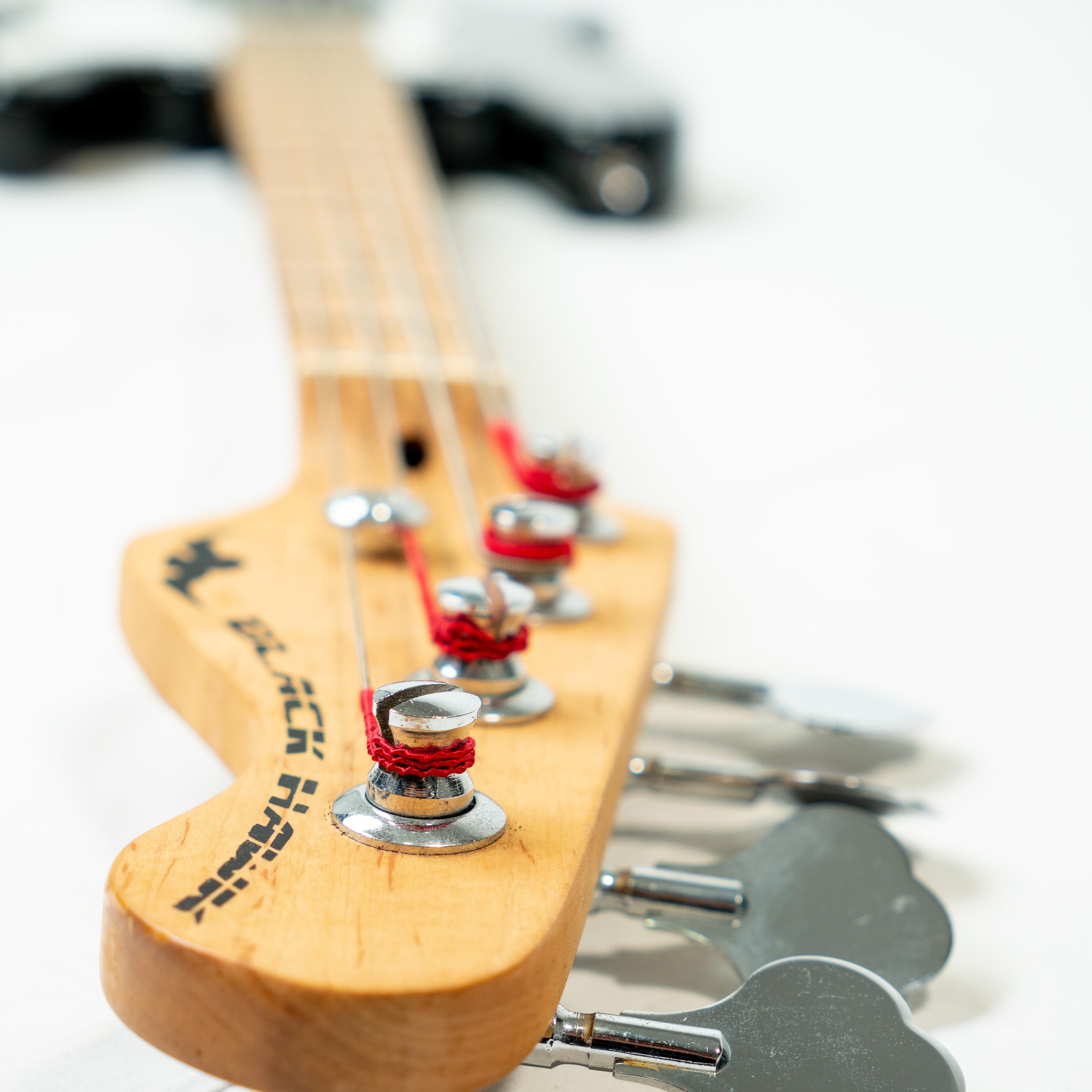 BAJO PRECISION CUATRO CUERDAS BLACK HAWK NEGRO