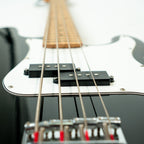 BAJO PRECISION CUATRO CUERDAS BLACK HAWK NEGRO